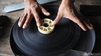 Seiring dilonggarkannya aturan PPKM membuat masyarakat kembali dapat melaksanakan hajatan dan menyewa film layar tancap sebagai hiburan. Hal ini membuat jasa penyewaan film seluloid kembali bergeliat. 