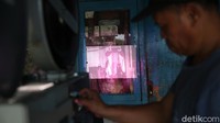 Perkenalan Nur Iyan dengan film seluloid bermula saat masih kecil. Berawal dari hobi, dia memilih menyambung hidup dengan menyewakan film dan proyektor 35 mm di tengah derasnya arus digital. 