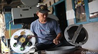 Dari hasil menyetir angkot, Ian pertama kali membeli satu set lengkap proyektor 16 mm seharga Rp 5 juta dan sekitar 4 sampai 5 judul film pada tahun 2003. Ia memulai bisnis layar tancapnya. 