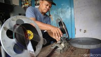 Pada 2005, Nur Iyan membeli lagi mesin proyektor 35 mm tahun 1992. Koleksi filmnya lambat laun mulai bertambah. Pemasukan hasil sewa proyektor, film seluloid dan sopir angkot, Ia gunakan untuk menambah koleksi film yang dibeli dari orang-orang yang berkecimpung di dunia film. 