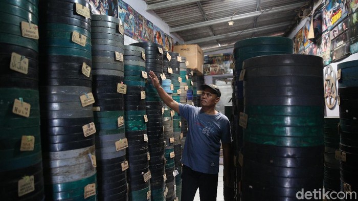 Film Seluloid Kembali Berputar Tak Lekang Dimakan Zaman Bicara soal industri layar tancap tidak lepas dari keberadaan peralatan dan film seluloid 35mm yang menjadi nadi pertunjukan layar tancap.