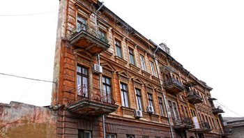 Bangunan Satu Tembok di Ukraina. Foto: Brightside