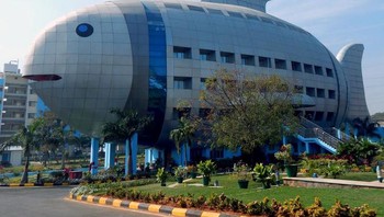 Bangunan berbentuk ikan di India. Foto: Brightside