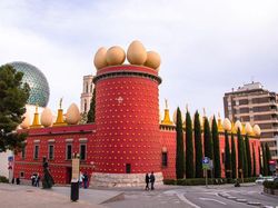 Imajinasi Arsitek Ciptakan Gedung Bentuk Anjing Hingga Naga