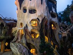 Imajinasi Arsitek Ciptakan Gedung Bentuk Anjing Hingga Naga