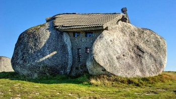 Casa do Penedo (rumah batu) di Portugal. Foto: Brightside