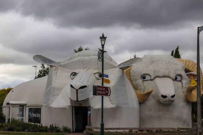 fotoinet gedung unik anjing hingga naga