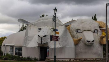 Bangunan bentuk dua domba di Selandia Baru. Foto: Brightside