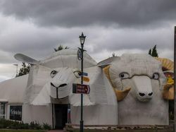 Imajinasi Arsitek Ciptakan Gedung Bentuk Anjing Hingga Naga