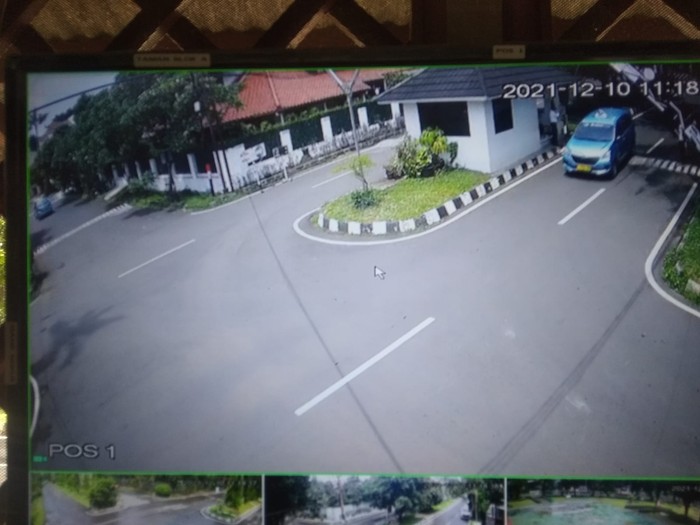 Gambar rekaman CCTV tanggal 10 Desember 2021, sekadar foto ilustrasi, bukan rekaman kejadian saat roda mobil Isyana PSI terjeblos ke sumur resapan. (Dok Istimewa)