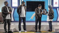 Pada kesempatan itu juga hadir Direktur Dyandra Promosindo Michael Bayu A. Sumarijanto, Direktur Utama Garuda Indonesia Irfan Setiaputra, Menparekraf Sandiaga Salahuddin Uno, dan Wakil Direktur Utama BNI Adi Sulistyowati usai saling bertukar cinderamata dengan mock up Kartu Kredit dan Kartu Debit Co-Brand BNI Garuda di Opening Ceremony Garuda Indonesia Travel Fair (GATF) di Jakarta, Jumat (10/12/2021).