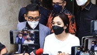 Tapi Gisel berusaha tetap tegar dan kuat dalam menjalani pemeriksaan di Polda Metro Jaya ini. Foto: Noel/detikHOT