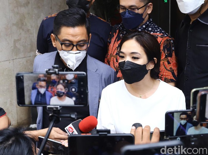 Gisel saat menjalani pemeriksaan kasus video syur miliknya.