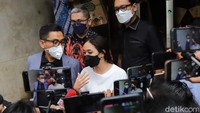 Didampingi kuasa hukumnya, Gisel mengaku was-was dengan pemeriksaan ini. Foto: Noel/detikHOT