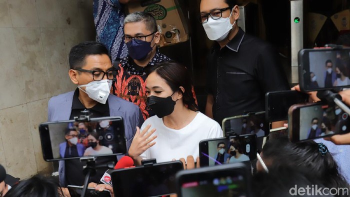 Gisel saat menjalani pemeriksaan kasus video syur miliknya.