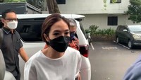Ia pun mengaku dapat dukungan dan doa dari banyak orang. Foto: Gisella Anastasia atau Gisel di Polda metro Jaya (Karin/detikcom)