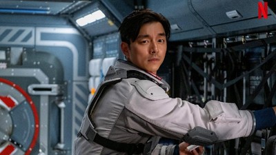 8 Gaya Gong Yoo & Pemain The Silent Sea Pakai Kostum Antariksa Seberat 8,5 Kg