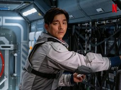 8 Gaya Gong Yoo & Pemain The Silent Sea Pakai Kostum Antariksa Seberat 8,5 Kg