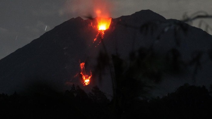 Gunung Semeru mengeluarkan guguran lava pijar terlihat dari Desa Sumberwuluh, Lumajang, Jawa Timur, Kamis (9/12/2021). Pusat Vulkanologi dan Mitigasi Bencana Geologi meminta warga di sekitar kawasan Gunung Semeru tetap waspada karena potensi erupsi Gunung Semeru masih bisa terjadi. ANTARA FOTO/Umarul Faruq/rwa.