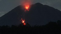 Pusat Vulkanologi dan Mitigasi Bencana Geologi meminta warga di sekitar kawasan Gunung Semeru tetap waspada karena potensi erupsi Gunung Semeru masih bisa terjadi. ANTARA FOTO/Umarul Faruq