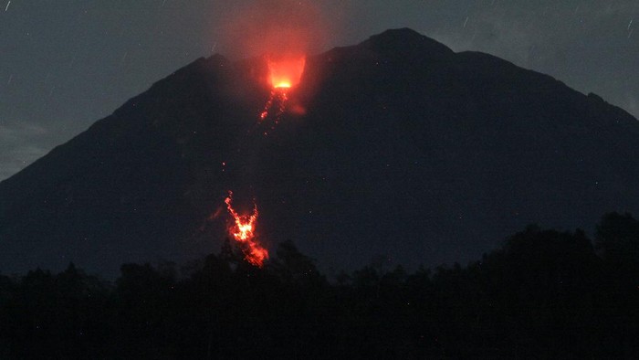 GUGURAN LAVA PIJAR GUNUNG SEMERU Gunung Semeru mengeluarkan guguran lava pijar terlihat dari Desa Sumberwuluh, Lumajang, Jawa Timur, Kamis (9/12/2021). Pusat Vulkanologi dan Mitigasi Bencana Geologi meminta warga di sekitar kawasan Gunung Semeru tetap waspada karena potensi erupsi Gunung Semeru masih bisa terjadi. ANTARA FOTO/Umarul Faruq/rwa.