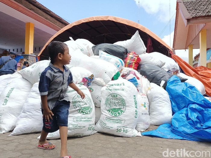 Pakaian bekas layak pakai menumpuk di posko bencana, Balai Desa Penanggal, Kecamatan Pronojiwo. Lumajang. Panitia sepakat menyetop bantuan pakaian bekas.