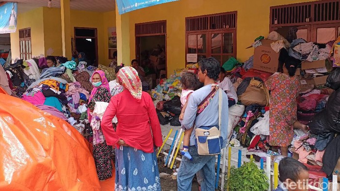 Pakaian bekas layak pakai menumpuk di posko bencana, Balai Desa Penanggal, Kecamatan Pronojiwo. Lumajang. Panitia sepakat menyetop bantuan pakaian bekas.