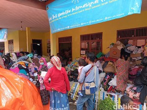 Lumajang Setop Bantuan Pakaian Bekas untuk Korban Erupsi Semeru