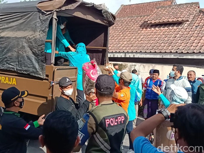 Bantuan berupa perlengkapan salat dan mainan anak sampai di Lumajang. Bantuan tersebut merupakan kiriman dari Kota Probolinggo.