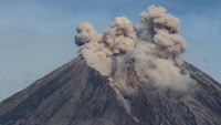 Pusat Vulkanologi Mitigasi Bencana Geologi (PVMBG) mencatat dalam laporan per enam jam, gunung Semeru masih berada di status Waspada (level 2). ANTARA FOTO/Ari Bowo Sucipto