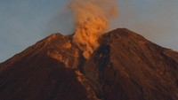 Awan panas yang keluar dari kawah gunung Semeru terlihat dari desa Supiturang, Pronojiwo, Lumajang, Jawa Timur, Jumat (10/12/2021). ANTARA FOTO/Ari Bowo Sucipto