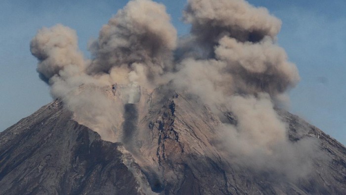Gunung Semeru Masih Keluarkan Lava Pijar dan Awan Panas Awan panas yang keluar dari kawah gunung Semeru terlihat dari desa Supiturang, Pronojiwo, Lumajang, Jawa Timur, Jumat (10/12/2021). Pusat Vulkanologi Mitigasi Bencana Geologi (PVMBG) mencatat dalam laporan per enam jam, gunung Semeru masih berada di status Waspada (level 2) dengan aktivitas awan panas serta kegempaan sebanyak tiga kali dengan amplitudo 2-6 mm dan satu kali gempa vulkanik dalam. ANTARA FOTO/Ari Bowo Sucipto/aww.