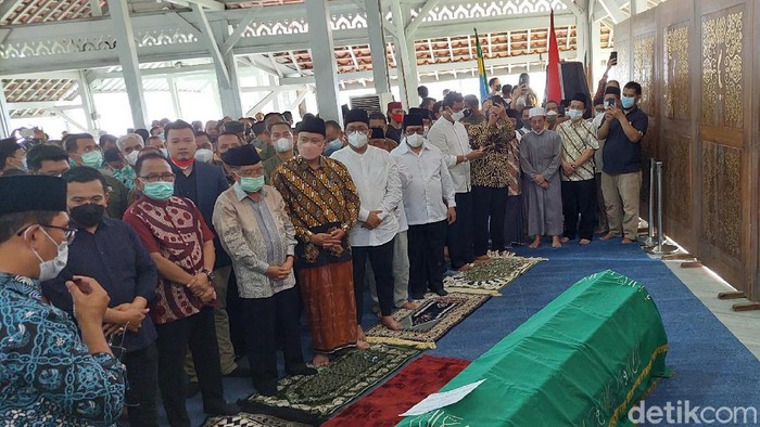 Jenazah Wali Kota Bandung Oded M Danial disalatkan di Pendopo.