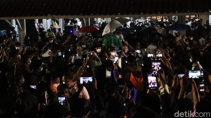 Jenazah Walkot Oded Diberangkatkan ke Tasikmalaya Setelah menunggu anggota keluarganya, jenazah Wali Kota Bandung Oded M Danial langsung dibawa ke kampung halamannya di Tasikmalaya, Jumat (10/12/2021) malam.