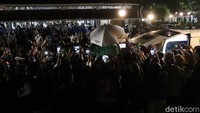 Rencananya jenazah akan dimakamkan di pemakaman keluarga di Tasikmalaya. 