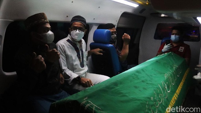 Setelah menunggu anggota keluarganya, jenazah Wali Kota Bandung Oded M Danial langsung dibawa ke kampung halamannya di Tasikmalaya, Jumat (10/12/2021) malam.