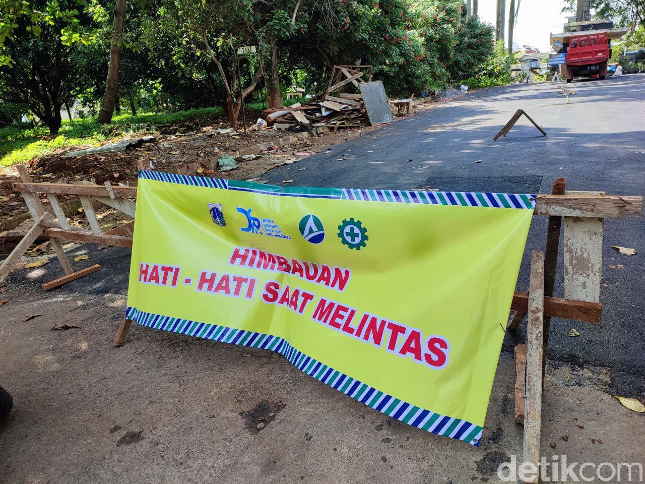 Jl Bona Vista Raya, tempat sumur resapan yang membuat mobil Isyana PSI terperosok, 8 Desember. Foto diambil pada 10 Desember 2021 pukul 15.00 WIB. (Nahda Rizki Utami/detikcom)