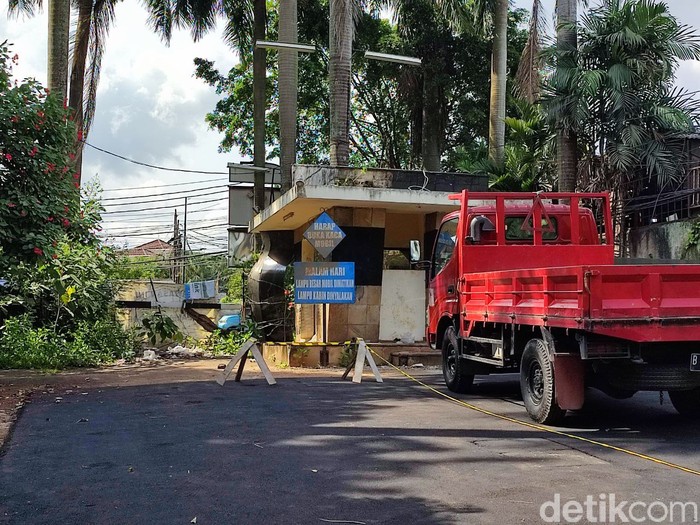 Jl Bona Vista Raya, tempat sumur resapan yang membuat mobil Isyana PSI terperosok, 8 Desember. Foto diambil pada 10 Desember 2021 pukul 15.00 WIB. (Nahda Rizki Utami/detikcom)