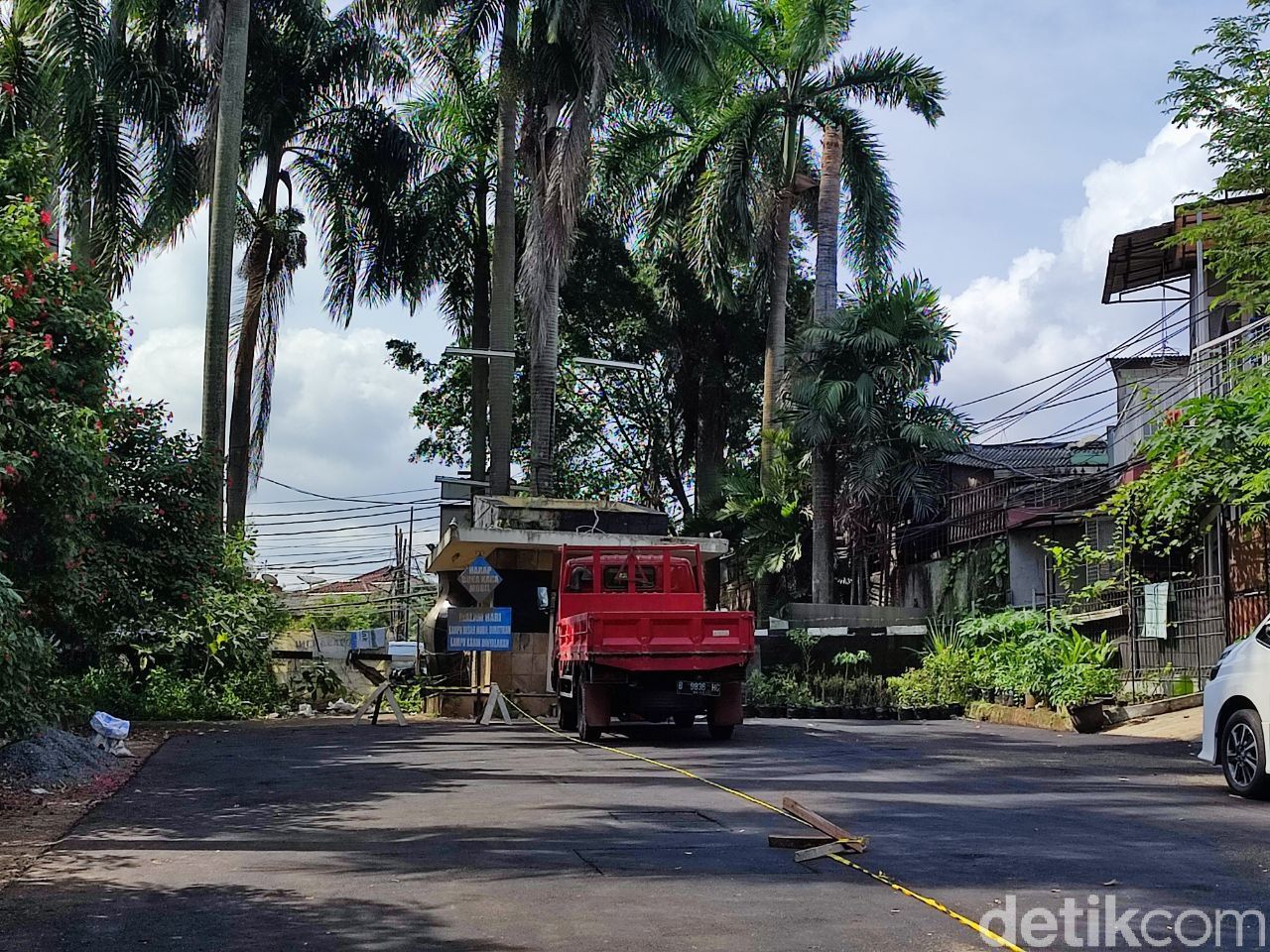 Jl Bona Vista Raya, tempat sumur resapan yang membuat mobil Isyana PSI terperosok, 8 Desember. Foto diambil pada 10 Desember 2021 pukul 15.00 WIB. (Nahda Rizki Utami/detikcom)