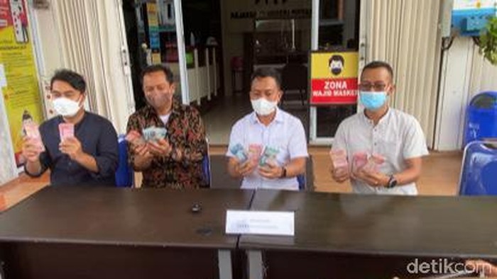 Kajari menunjukkan barang bukti uang pengembalian Rp 100 juta (Raja Adil Siregar/detikcom)