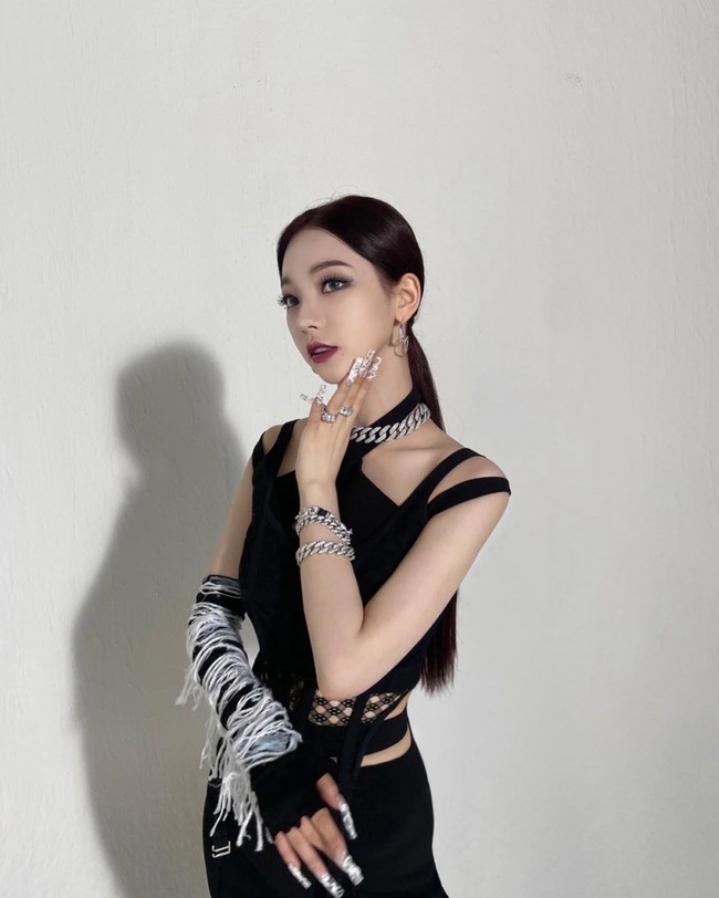 Terdapat enam potret Karina aespa yang menjadi sorotan netizen karena menonjolkan kecantikannya. Selain memegang posisi visual, Karina pun ditunjuk sebagai face of the group yang mewakili grup aespa. Foto: dok Instagram @aespa_official.