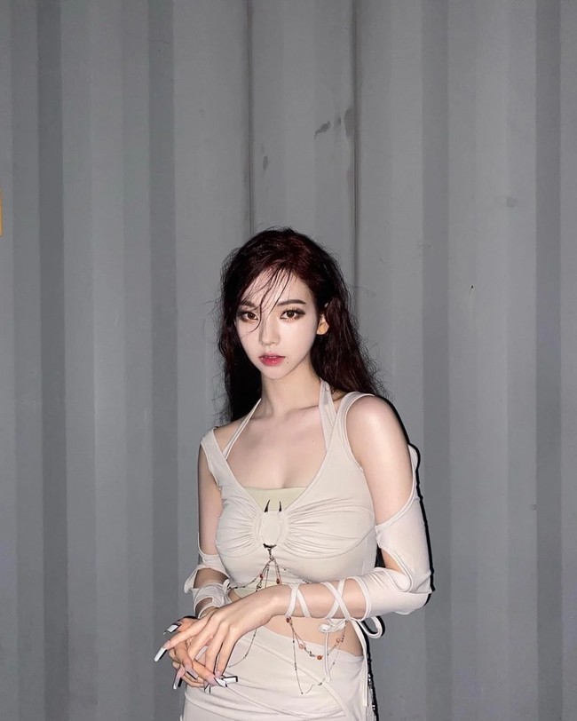Karina aespa kerap menjadi perbincangan karena kecantikannya yang dinilai tak realistis. Sebelum debut, Karina pun dikenal sebagai ulzzang alias pemilik wajah terbaik. Foto: dok Instagram @aespa_official.