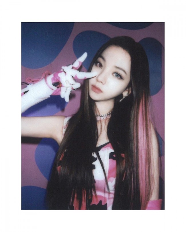 Baru-baru ini, netizen Korea memberikan julukan baru untuk visual grup aespa itu. Saking cantiknya, ia disebut-sebut sebagai ‘Human CG’ karena mirip animasi grafis. Foto: dok Instagram @aespa_official.