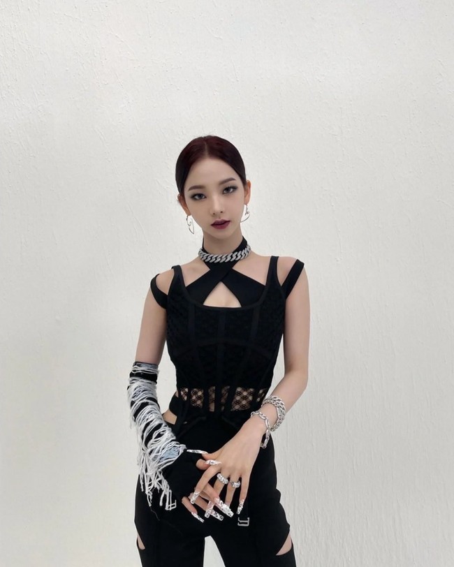 Idol KPop berumur 21 tahun ini menjadi personel tertinggi dari aespa, dengan tinggi badan 167 cm dan berat badan 45 kg. Sebelum debut, Karina aespa menjadi model video klip Taemin SHINee dan membintangi iklan mobil Hyundai bersama Kai EXO. Foto: dok Instagram @aespa_official.