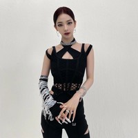 Idol KPop berumur 21 tahun ini menjadi personel tertinggi dari aespa, dengan tinggi badan 167 cm dan berat badan 45 kg. Sebelum debut, Karina aespa menjadi model video klip Taemin SHINee dan membintangi iklan mobil Hyundai bersama Kai EXO. Foto: dok Instagram @aespa_official.