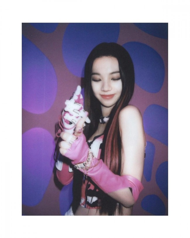 “Bagaimana seseorang bisa terlihat seperti itu?” “Aku ingin tahu apakah dia benar-benar ada dalam kehidupan nyata,” “Dia semakin cantik setiap hari,” “Dia terlihat seperti boneka,” timpal netizen lain. Foto: dok Instagram @aespa_official.