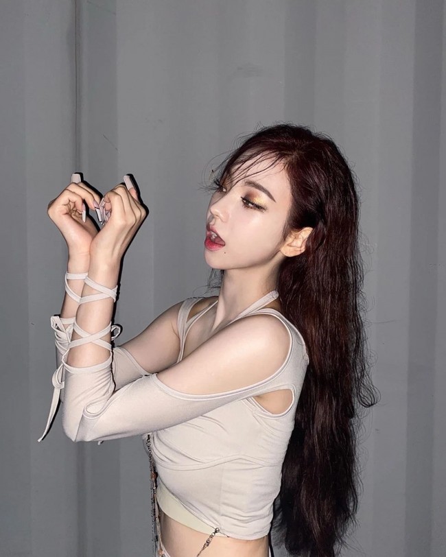 “Setiap kali melihatnya, dia tidak terlihat seperti manusia,” “Karina adalah seorang dewi,” “Menurutku dia adalah idol tercantik akhir-akhir ini,”“Visualnya benar-benar seperti CG,” komentar sejumlah netizen. Foto: dok Instagram @aespa_official.