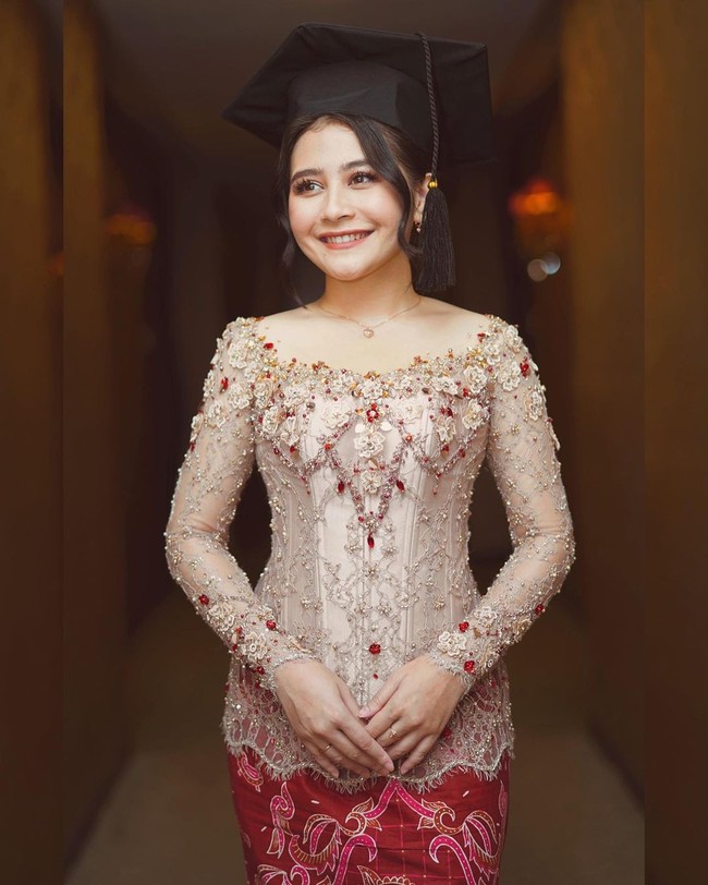 Artis lain yang baru-baru ini wisuda kuliah adalah Prilly Latuconsina. Aktris 25 tahun ini juga pakai kebaya saat menerima gelar Sarjana Ilmu Komunikasi dari Universitas LSPR. Prilly tampil cantik dengan kebaya ramai manik karya Yanti Adeni yang dipadukan dengan kain merah. Foto: Instagram