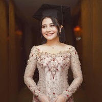 Artis lain yang baru-baru ini wisuda kuliah adalah Prilly Latuconsina. Aktris 25 tahun ini juga pakai kebaya saat menerima gelar Sarjana Ilmu Komunikasi dari Universitas LSPR. Prilly tampil cantik dengan kebaya ramai manik karya Yanti Adeni yang dipadukan dengan kain merah. Foto: Instagram
