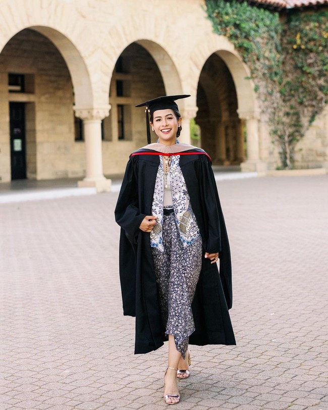 Tak hanya satu, Maudy Ayunda menyiapkan dua kebaya untuk wisudanya. Untuk upacara kedua, ia masih memilih tampilan tradisional yang kali ini bernuansa biru. Ia tambah memadukan luaran dan kain. Foto: Instagram